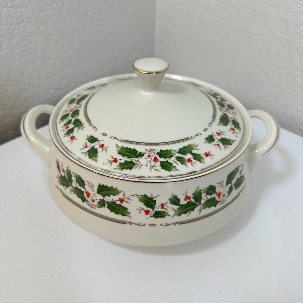 Seizan Fine China Noel 7922 Covered Serving Dish Christmas Holly & Berries EUC